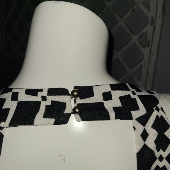 Xtaren Geometric Print Deep Vee Romper Women's Size Medium - Picture 9 of 10